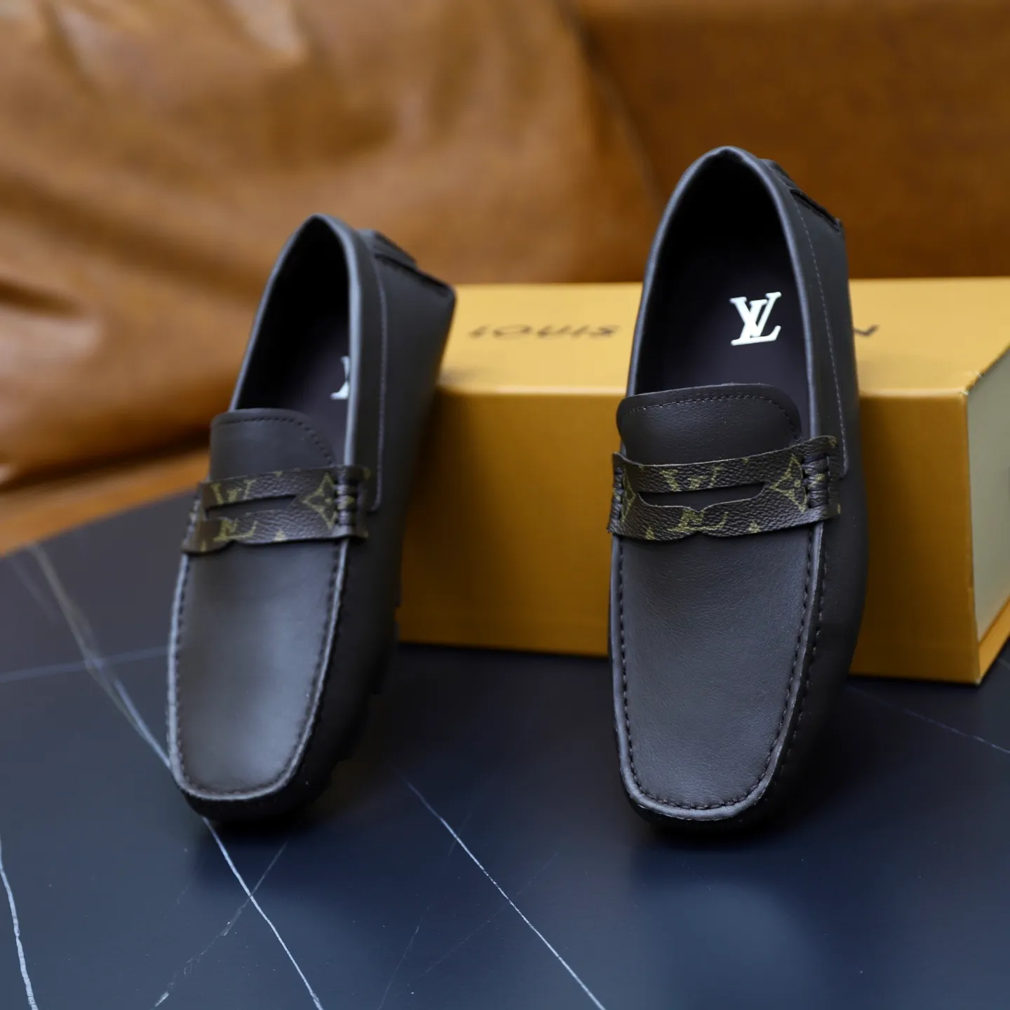 Ex-factory price: 460💰【LV】Louis Vuitton ⚠️High-end men’s driving and pedal series ⚠️38-44 (customized for 45) ⚠️All original cowhide leather! Thick and soft! Made entirely of calfskin lining! Rubber sheet anti-slip beanie sole! Three-dimensional package technology! Fashionable and classic! Handicrafts! Original high quality! Feel free to compare!
